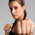 Atenção mulheres! Marília promove aula gratuita de defesa pessoal para vocês. A professora Navia Tanaka, com ampla experiência em Muay Thai, Taekwondo e Jiu-Jitsu vai dar o curso. Veja data e link para se inscrever
