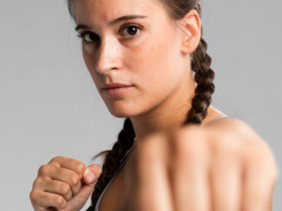 Atenção mulheres! Marília promove aula gratuita de defesa pessoal para vocês. A professora Navia Tanaka, com ampla experiência em Muay Thai, Taekwondo e Jiu-Jitsu vai dar o curso. Veja data e link para se inscrever