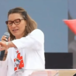Janja volta a dar bronca em equipe de som e chama atenção durante evento de Lula no Rio e dispara: “querem me prejudicar;” VEJA VÍDEO