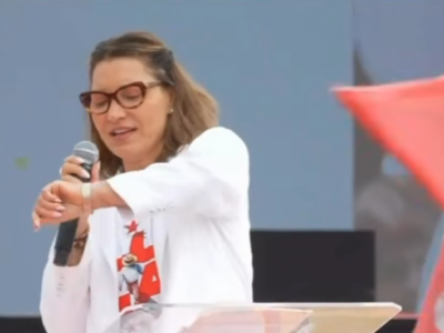 Janja volta a dar bronca em equipe de som e chama atenção durante evento de Lula no Rio e dispara: “querem me prejudicar;” VEJA VÍDEO