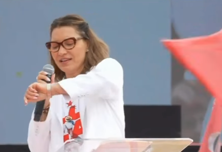 No momento, você está visualizando Janja volta a dar bronca em equipe de som e chama atenção durante evento de Lula no Rio e dispara: “querem me prejudicar;” VEJA VÍDEO