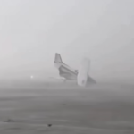 Tempestade violenta arrasta aviões como se fossem de brinquedo em aeroporto e imagens impressionam; ASSISTA