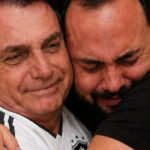 “Choro de emoção”: Após 30 dias sem ver o pai, Carlos Bolsonaro faz visita a Jair Bolsonaro
