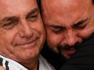 “Choro de emoção”: Após 30 dias sem ver o pai, Carlos Bolsonaro faz visita a Jair Bolsonaro