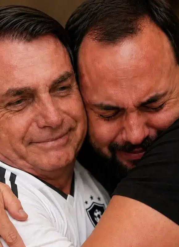 No momento, você está visualizando “Choro de emoção”: Após 30 dias sem ver o pai, Carlos Bolsonaro faz visita a Jair Bolsonaro