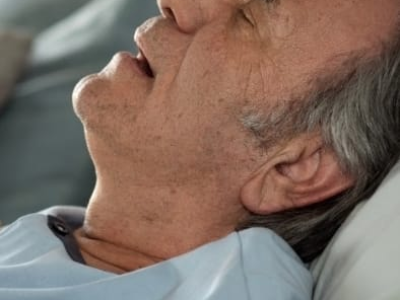 Tratamento da apneia do sono pode ajudar no controle da hipertensão não controlada, mesmo em indivíduos que já utilizam remédios. Saiba como e benefícios