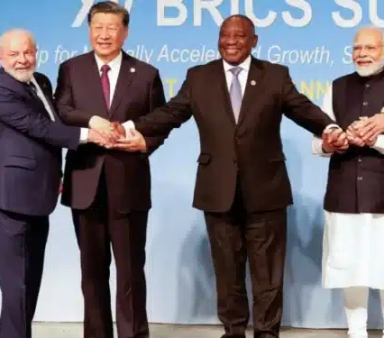 No momento, você está visualizando Desdolarização: BRICS avança na criação de sistema financeiro independente, VEJA DETALHES