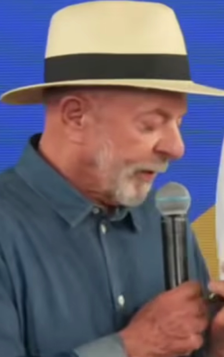 No momento, você está visualizando Lula pega o telefone para falar com Flávio Dino em evento, mas algo inesperado acontece durante a ligação e viraliza; VEJA O MOMENTO