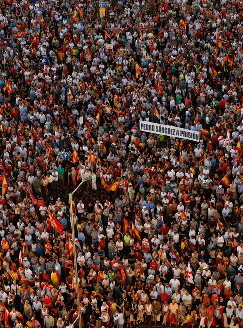 No momento, você está visualizando Protestos contra ‘invasão’ de imigrantes reúnem milhares de pessoas em cidades da Espanha