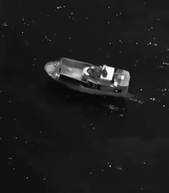 No momento, você está visualizando Operação das Forças Armadas dos EUA no Pacífico termina com barco ligado ao tráfico de drogas afundado; veja imagens impressionantes da interceptação