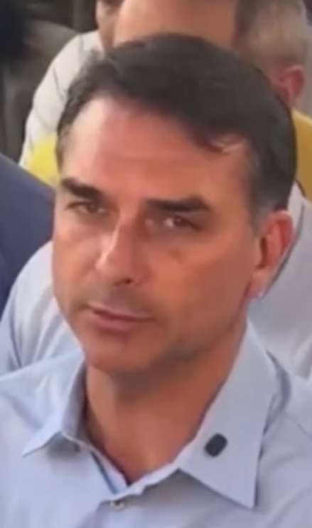 No momento, você está visualizando Flávio Bolsonaro quebra o silêncio após fala de Fachin e fala em ‘luz no fim do túnel’; ASSISTA RECORTE