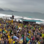 Ministro André Mendonça é ovacionado por multidão em Copacabana no 7 de Setembro. Veja as imagens
