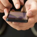 Novo golpe faz número de parente ou banco aparecer na tela do celular
