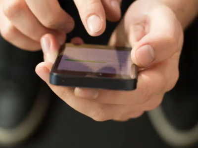 Novo golpe faz número de parente ou banco aparecer na tela do celular