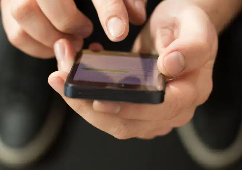 No momento, você está visualizando Novo golpe faz número de parente ou banco aparecer na tela do celular