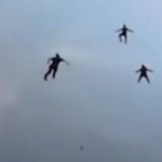 Paraquedista desmaia a 10 mil pés e companheiros entram em desespero durante salto na Inglaterra; Veja as imagens