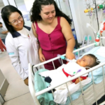 Após quase um ano de internação, bebê com condição rara recebe alta no Hospital Beneficente Unimar. Profissionais e familiares compartilharam cada pequena evolução do paciente