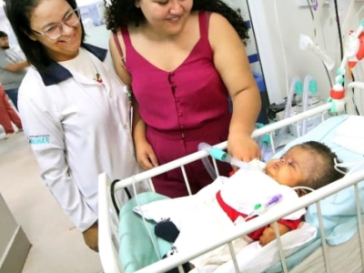 Após quase um ano de internação, bebê com condição rara recebe alta no Hospital Beneficente Unimar. Profissionais e familiares compartilharam cada pequena evolução do paciente