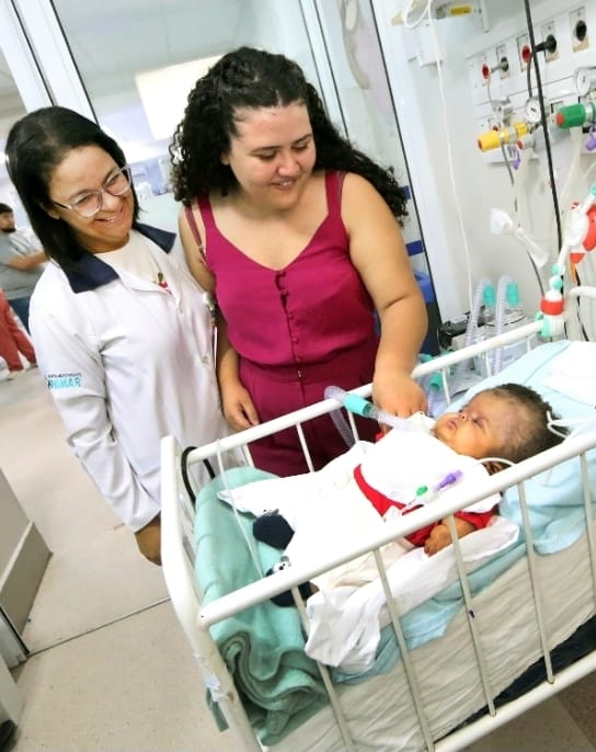 No momento, você está visualizando Após quase um ano de internação, bebê com condição rara recebe alta no Hospital Beneficente Unimar. Profissionais e familiares compartilharam cada pequena evolução do paciente