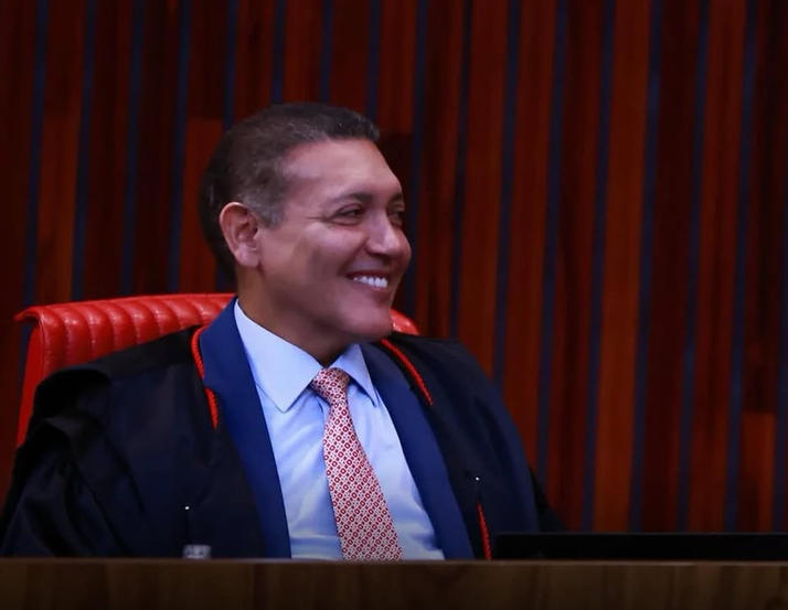 No momento, você está visualizando EXTRA DBN: Ofensiva de André Mendonça pode acelerar chegada de Nunes Marques à presidência do STF; entenda o movimento nos bastidores