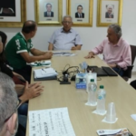 Consulado Palmeiras de Marília entrega cheque simbólico à Santa Casa para o McDia Feliz. No total, conseguiram a venda de 300 sanduíches