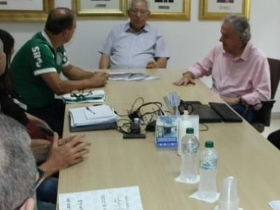 Consulado Palmeiras de Marília entrega cheque simbólico à Santa Casa para o McDia Feliz. No total, conseguiram a venda de 300 sanduíches