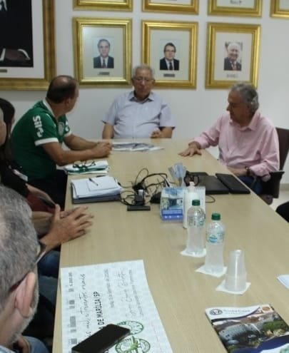No momento, você está visualizando Consulado Palmeiras de Marília entrega cheque simbólico à Santa Casa para o McDia Feliz. No total, conseguiram a venda de 300 sanduíches