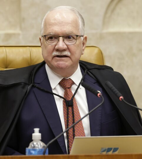 No momento, você está visualizando Fachin manda suspender investigações contra ministros do STF