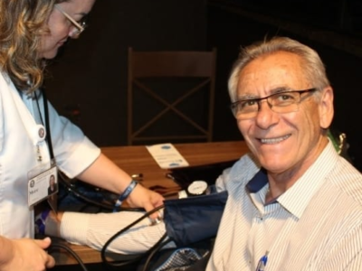 Santa Casa de Marília participa do Connect-Acim com orientações de saúde e ações de solidariedade. Equipe ofereceu orientações de saúde aos participantes, incluindo aferição da pressão arterial
