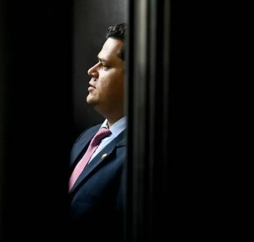 No momento, você está visualizando Senadores reclamam de ‘silêncio’ de Alcolumbre e querem convocar ministro da Justiça e chefe da PF para prestar esclarecimentos sobre relatórios usados contra Mendonça