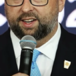 Ex-conselheiro de Trump provoca repercussão ao publicar imagem de IA de Moraes com tornozeleira; VEJA POST