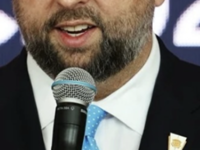 Ex-conselheiro de Trump provoca repercussão ao publicar imagem de IA de Moraes com tornozeleira; VEJA POST