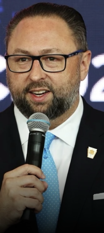 No momento, você está visualizando Ex-conselheiro de Trump provoca repercussão ao publicar imagem de IA de Moraes com tornozeleira; VEJA POST
