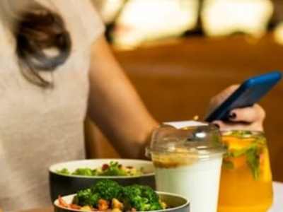Distração à mesa aumenta o risco de comer em excesso, aponta estudo. Confira estratégias que ajudam a manter o foco no momento das refeições