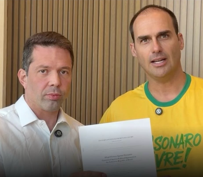 No momento, você está visualizando Eduardo Bolsonaro entra em ação, ajuda defesa de Zambelli e leva Moraes ao Tribunal de Haia; SAIBA DETALHES