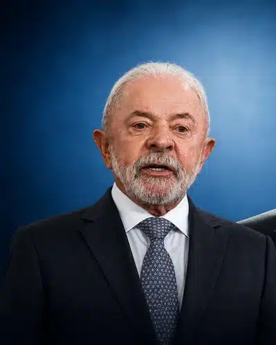 No momento, você está visualizando AGORA: Flávio tem 7 pontos de vantagem sobre Lula na pesquisa Gerp e entorno do presidente entra em desespero