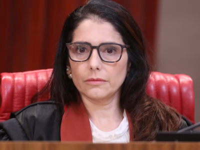 Ministra do TSE apadrinhada de Moraes usou jurisprudência do próprio Moraes para proibir santinhos com foto de Bolsonaro
