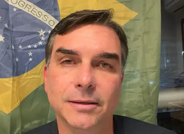 No momento, você está visualizando Flávio Bolsonaro critica decisão de Toffoli contra campanha de Renan: “censura não pode mais ser banalizada”