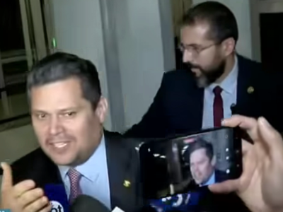 Alcolumbre é pressionado após diálogos revelados entre Vorcaro e Moraes e dá respostas atravessadas à imprensa; VEJA MOMENTO