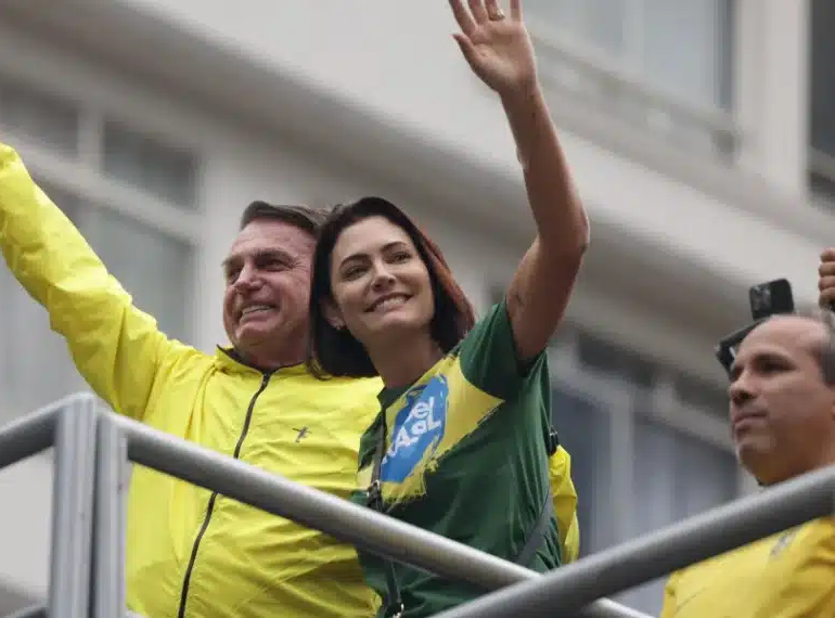 No momento, você está visualizando TRE-DF determina retirada de propaganda de Michelle com imagem de Jair Bolsonaro