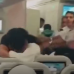 Discussão durante voo termina em briga violenta e assusta passageiros; VEJA IMAGENS