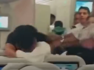 Discussão durante voo termina em briga violenta e assusta passageiros; VEJA IMAGENS