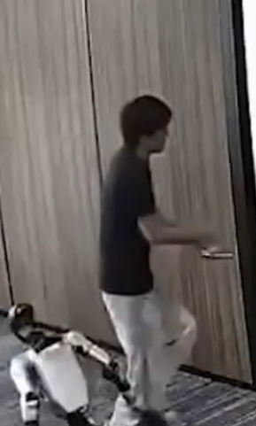 No momento, você está visualizando Robô se revolta durante teste, chuta controle das mãos de instrutor e imagens giram o mundo; VEJA VIDEO