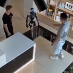 Robô humanoide parte pra cima de cliente após ser empurrado, e reação levanta questionamento; ASSISTA MOMENTO