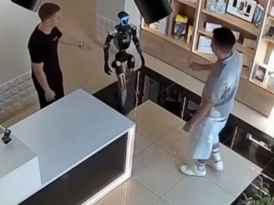 Robô humanoide parte pra cima de cliente após ser empurrado, e reação levanta questionamento; ASSISTA MOMENTO