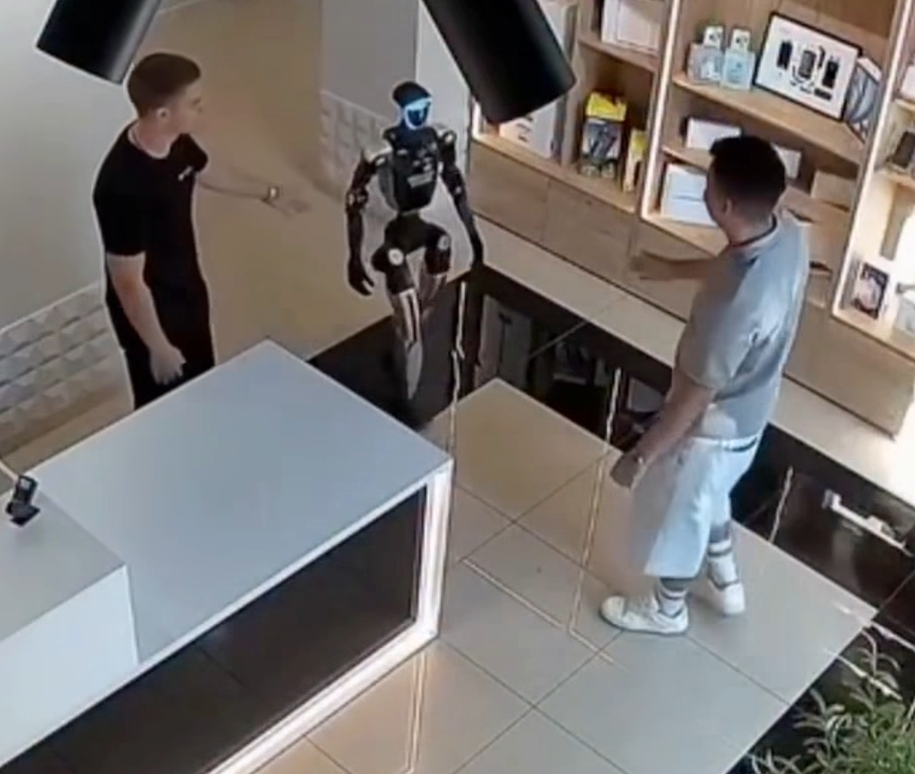 No momento, você está visualizando Robô humanoide parte pra cima de cliente após ser empurrado, e reação levanta questionamento; ASSISTA MOMENTO