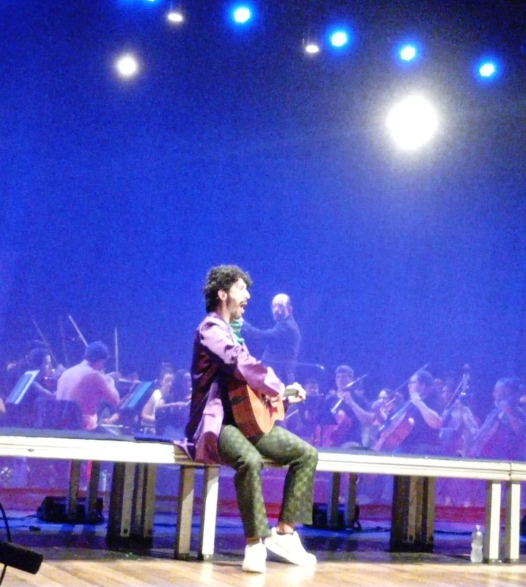 No momento, você está visualizando Educação e Arte: alunos da Rede Municipal participam de Concerto Didático da Orquestra Filarmônica de Marília, sob regência do maestro Emiliano Patarra