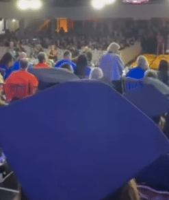 No momento, você está visualizando Colação de grau termina em confusão após discurso político de professora, VEJA VÍDEO
