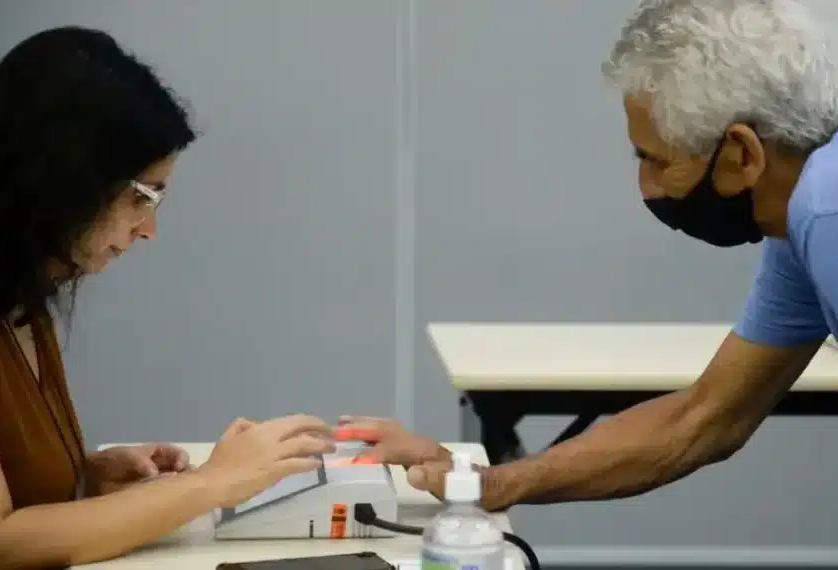 No momento, você está visualizando APOSENTADOS E PENSIONISTAS: Votar nas eleições de 2026 poderá valer como Prova de Vida do INSS, ENTENDA