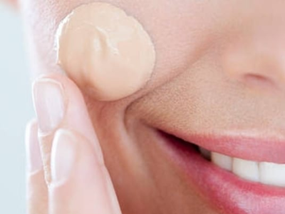 Maquiagem híbrida com colágeno funciona? Médica explica o que bases e balms realmente fazem pela pele. Saiba que colágeno na fórmula não é garantia